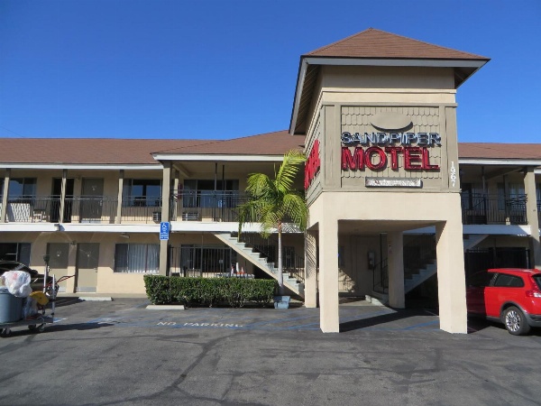 Sandpiper Motel image 1